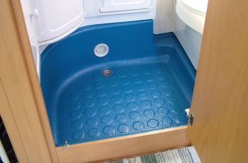 Caravan-Dusche reparieren.