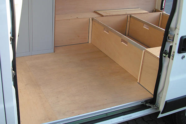 Abgenutzte Boden- oder Ladefläche im Caravan - Zustand vor der Instandsetzung