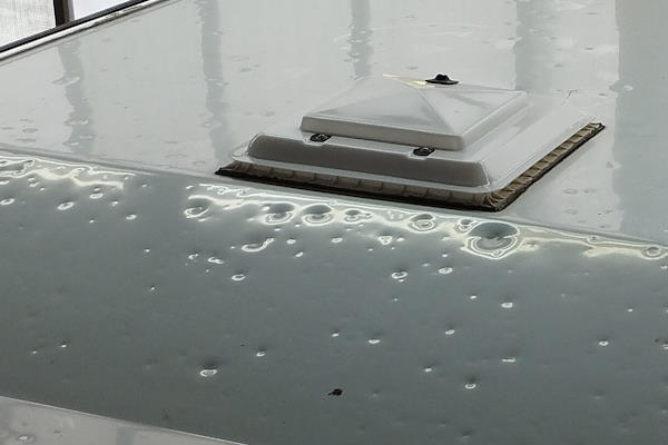 Caravan-Dach mit Hagelschaden - vorher