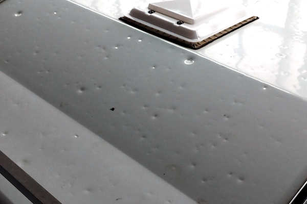 Hagelschaden am Aluminiumdach eines Caravans – Zustand vor der Reparatur