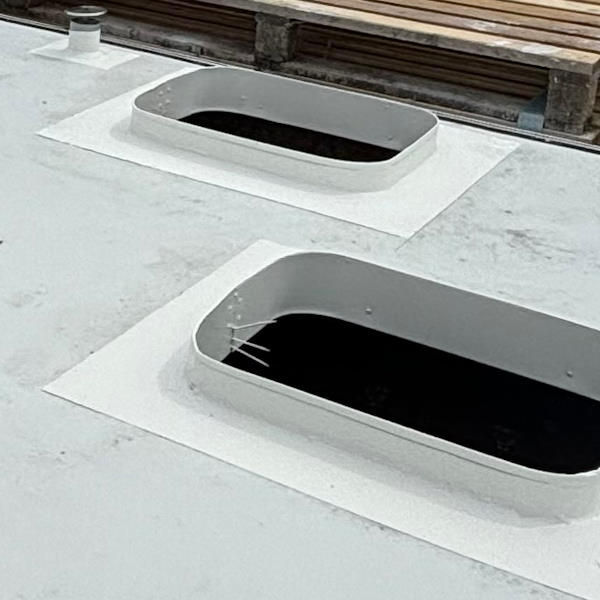 Abgedichtete Dachluke am Caravan nach der Reparatur – dauerhaft versiegelt