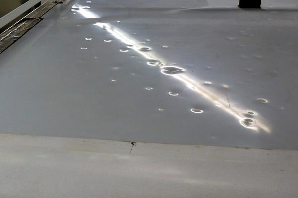 Hagelschaden am Caravan-Dach – typische Dellen und Oberflächenschäden vor der Reparatur