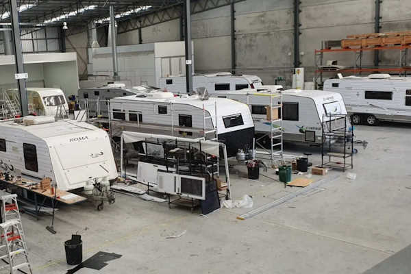 Fachgerechte Oberflächenreparatur an einem Caravan im Servicebetrieb