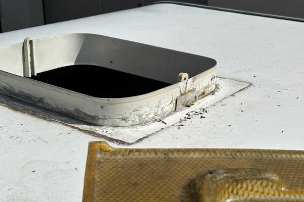 Undichte Dachluke am Caravan - typische Schadensbilder an Abdichtungen