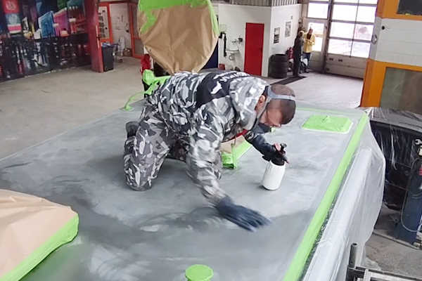 Fachgerechte Oberflächenvorbereitung an einem Caravan im Servicebetrieb