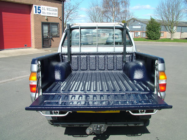 Stark beanspruchte Pickup-Ladefläche vor der Beschichtung.