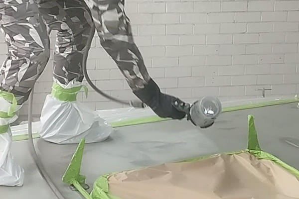 Anwendung des Speedliner Reparatursystems durch einen Caravan-Servicebetrieb