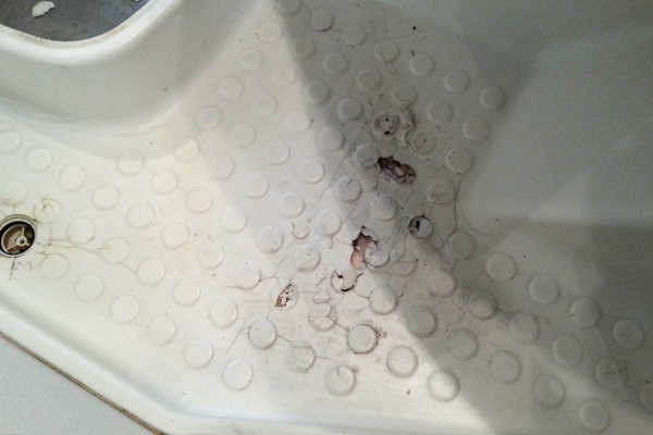 Beschädigte Duschtasse im Caravan – typische Schadensbilder